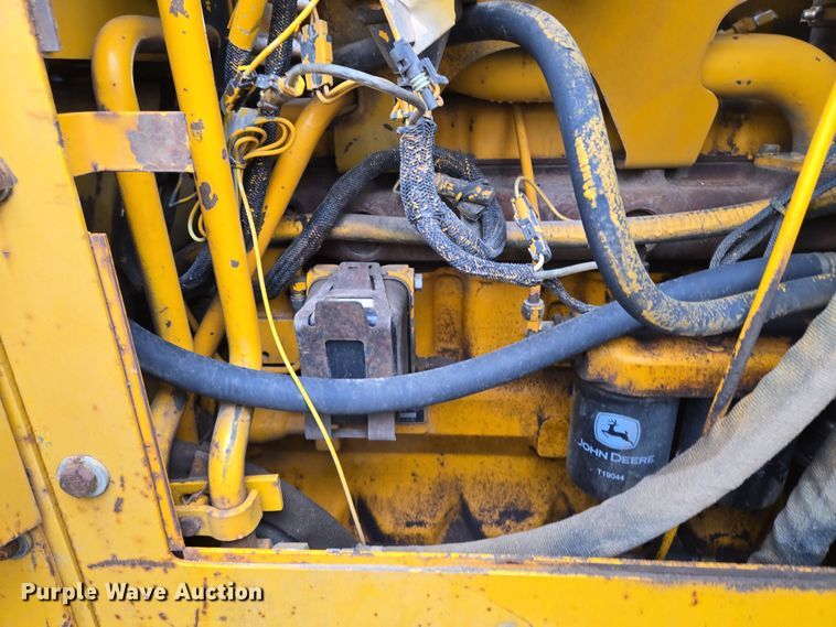 image for item EQ6981 1992 John Deere 750B dozer