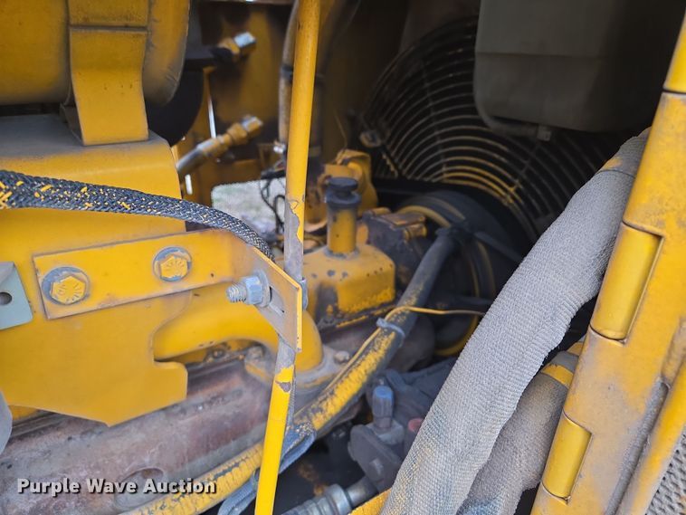 image for item EQ6981 1992 John Deere 750B dozer