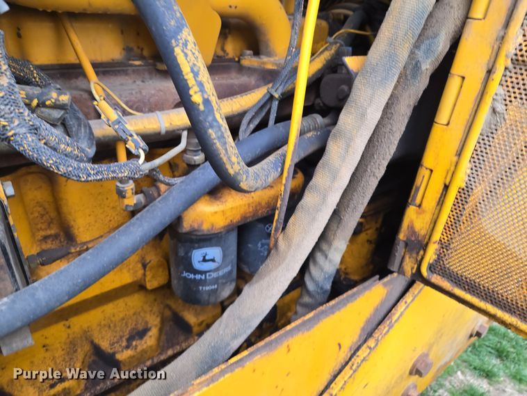 image for item EQ6981 1992 John Deere 750B dozer