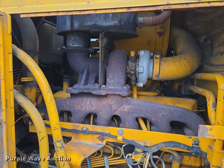 image for item EQ6981 1992 John Deere 750B dozer