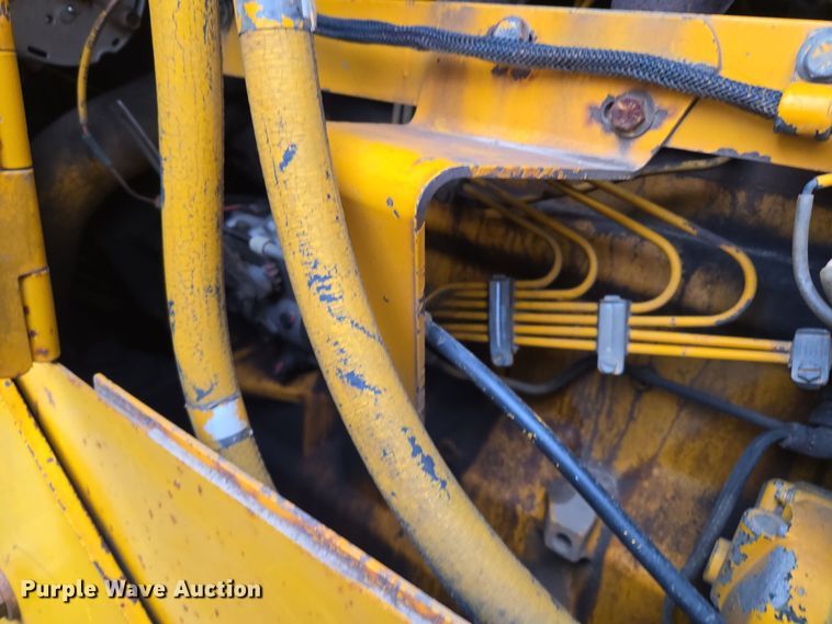 image for item EQ6981 1992 John Deere 750B dozer
