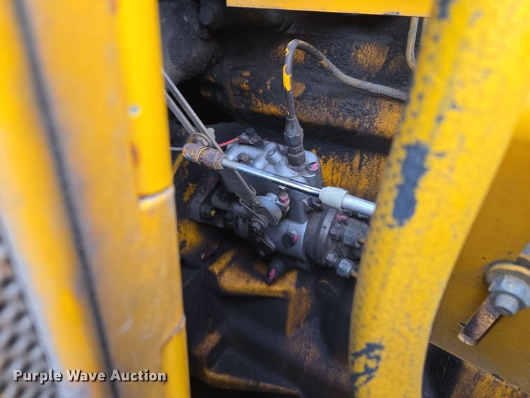 image for item EQ6981 1992 John Deere 750B dozer