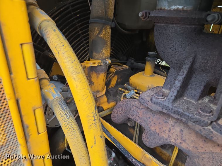 image for item EQ6981 1992 John Deere 750B dozer