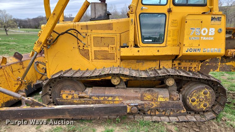 image for item EQ6981 1992 John Deere 750B dozer