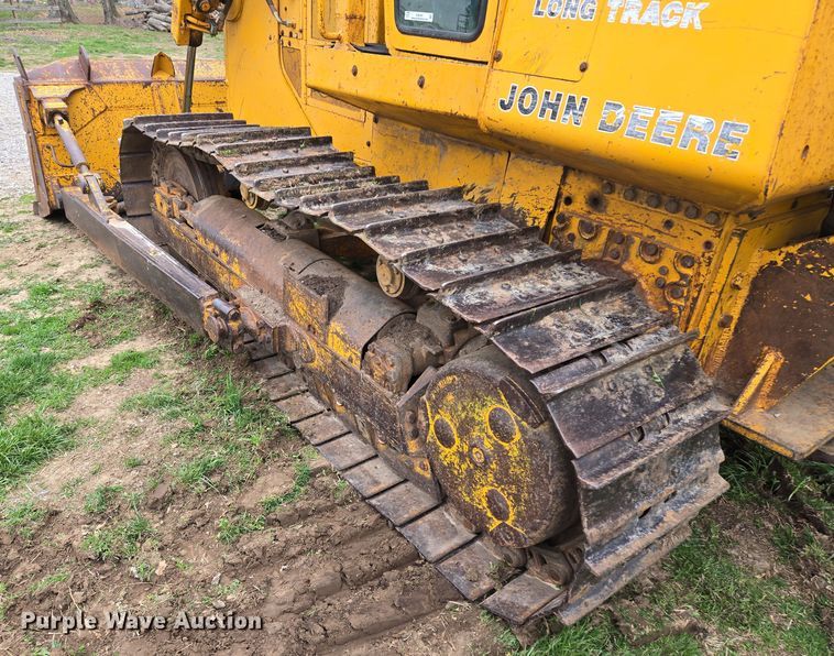 image for item EQ6981 1992 John Deere 750B dozer
