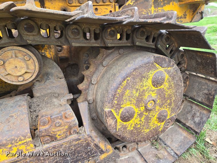 image for item EQ6981 1992 John Deere 750B dozer