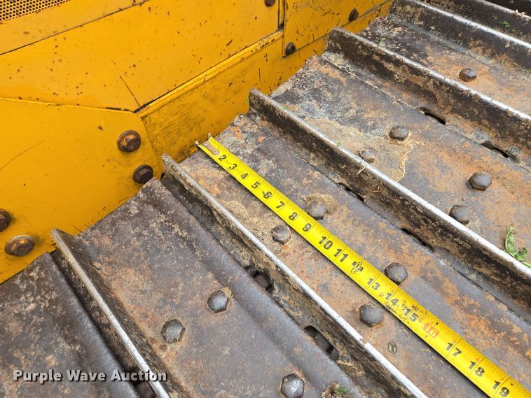 image for item EQ6981 1992 John Deere 750B dozer