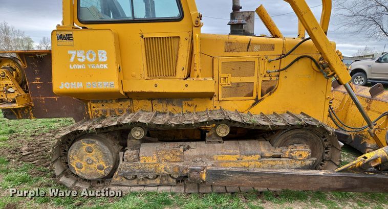 image for item EQ6981 1992 John Deere 750B dozer