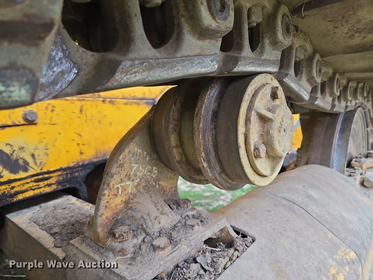 image for item EQ6981 1992 John Deere 750B dozer