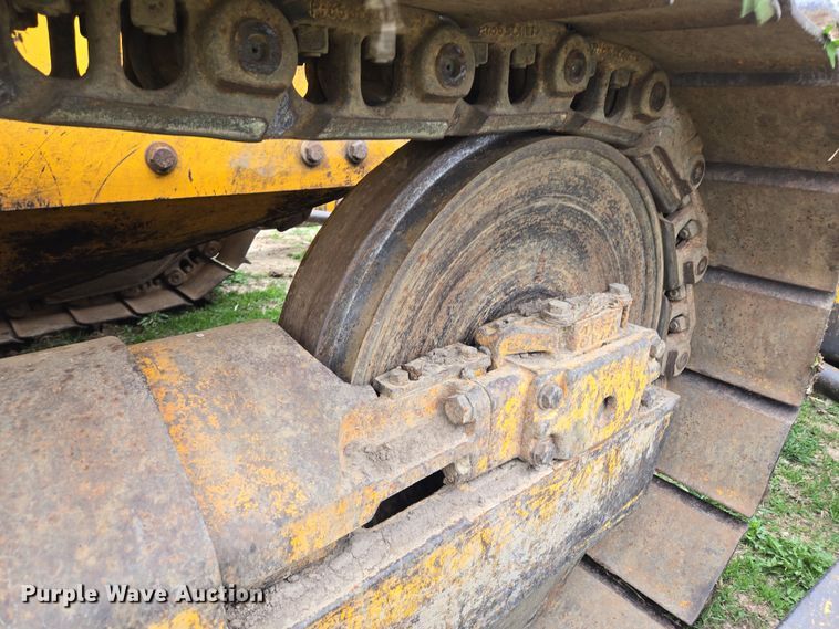 image for item EQ6981 1992 John Deere 750B dozer