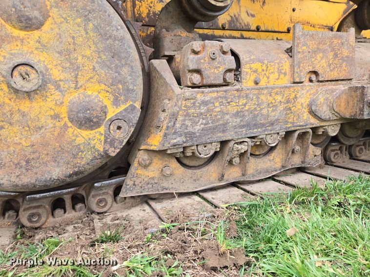 image for item EQ6981 1992 John Deere 750B dozer