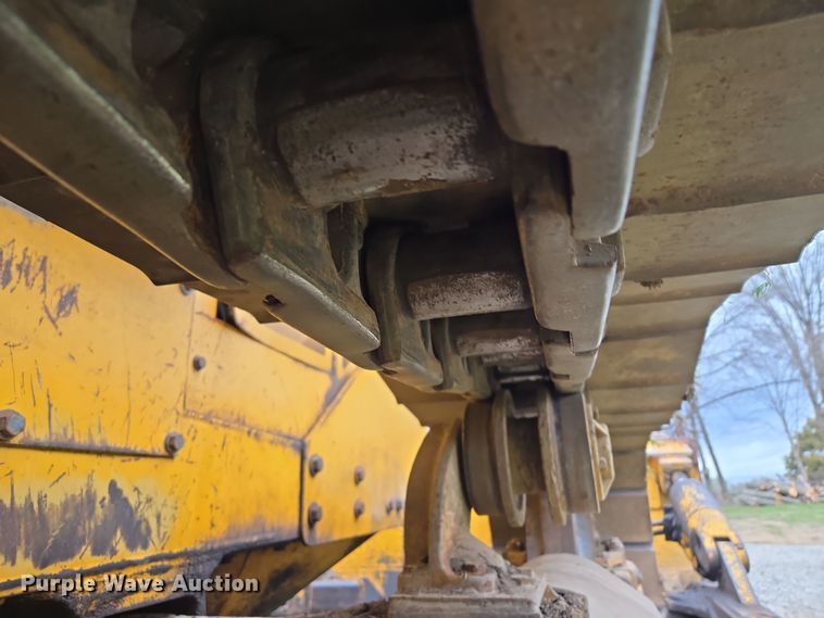 image for item EQ6981 1992 John Deere 750B dozer