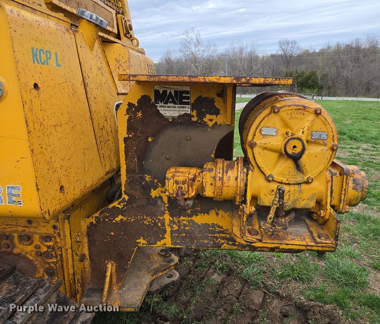 image for item EQ6981 1992 John Deere 750B dozer