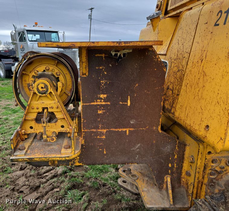 image for item EQ6981 1992 John Deere 750B dozer