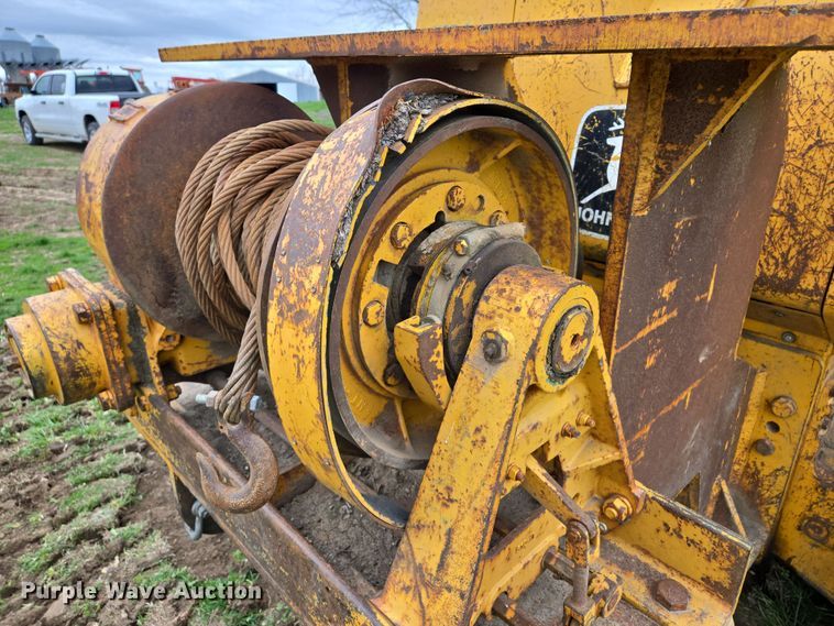 image for item EQ6981 1992 John Deere 750B dozer