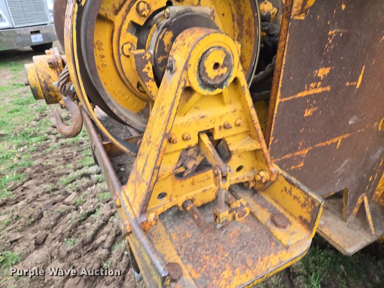 image for item EQ6981 1992 John Deere 750B dozer