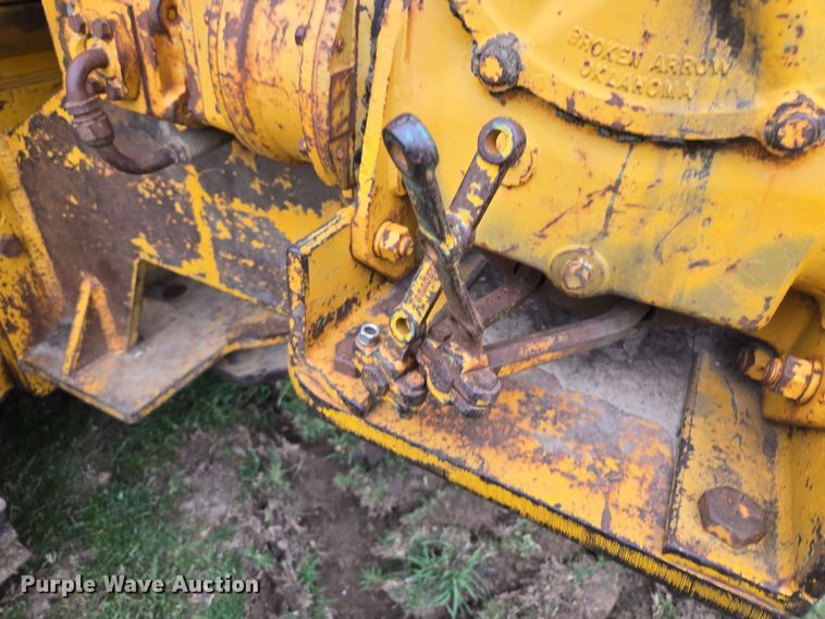 image for item EQ6981 1992 John Deere 750B dozer