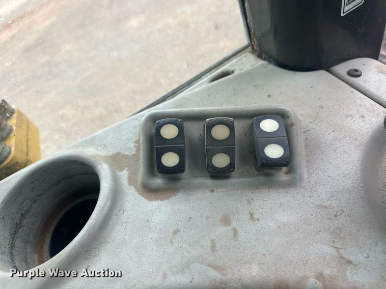 image for item ER8995 2013 Caterpillar D6N LGP dozer