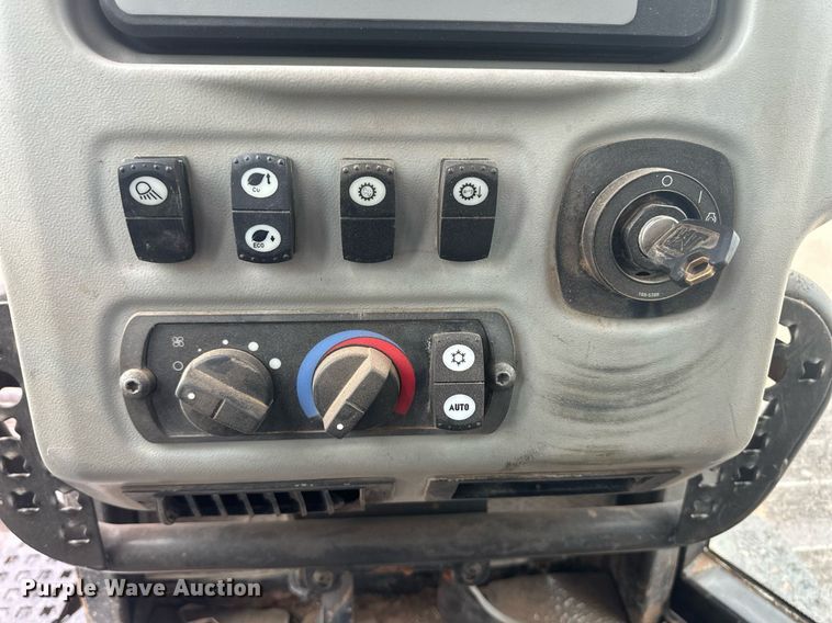 image for item ER8995 2013 Caterpillar D6N LGP dozer