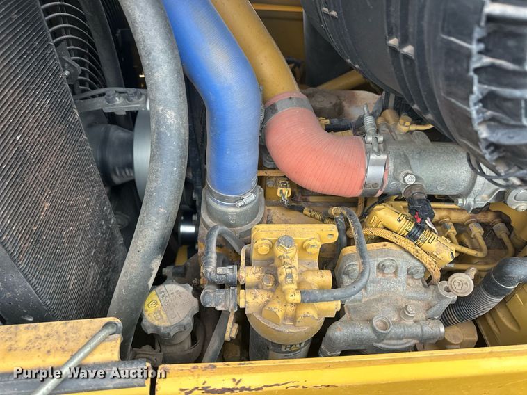 image for item ER8995 2013 Caterpillar D6N LGP dozer