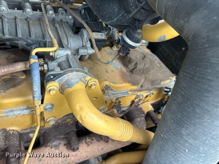 image for item ER8995 2013 Caterpillar D6N LGP dozer