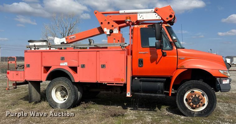 image for item EY9980 2010 International 4300 bucket truck