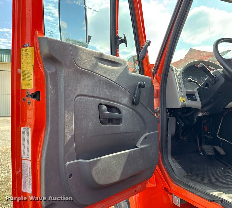 image for item EY9980 2010 International 4300 bucket truck
