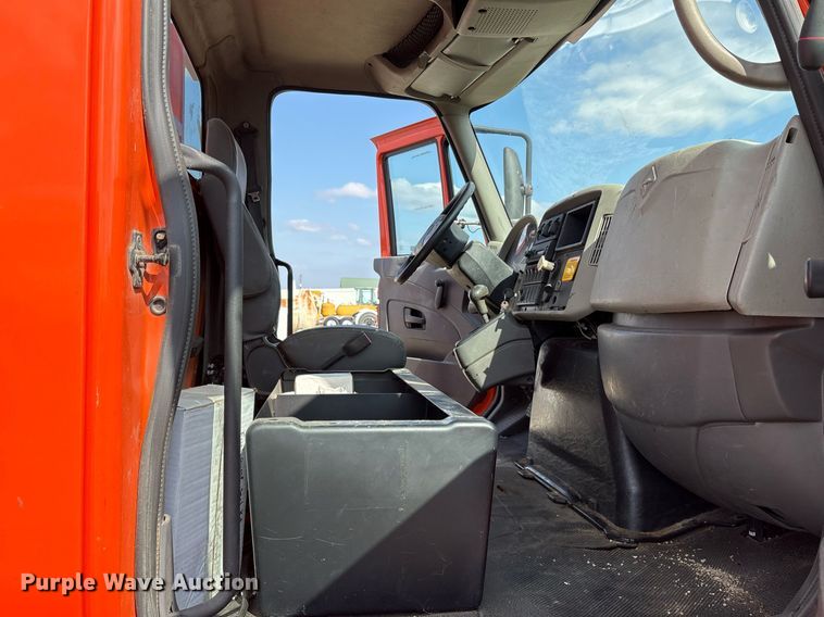 image for item EY9980 2010 International 4300 bucket truck