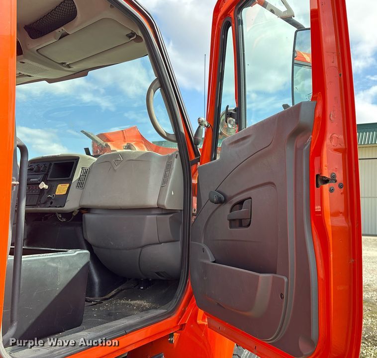 image for item EY9980 2010 International 4300 bucket truck