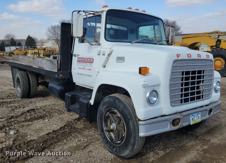 image for item NB9867 1978 Ford 700 flatbed truck