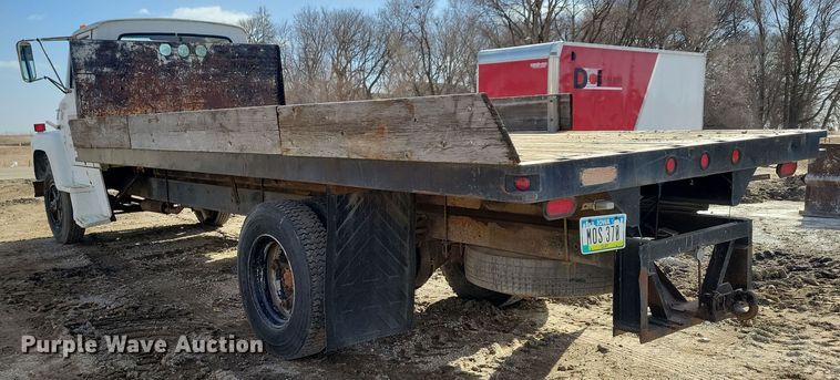 image for item NB9867 1978 Ford 700 flatbed truck