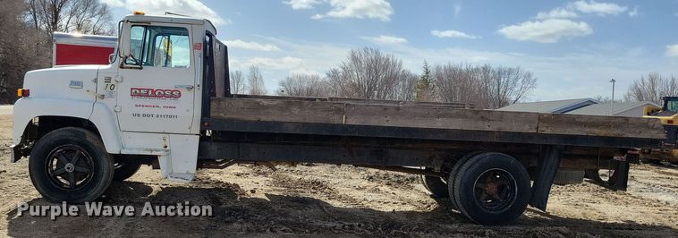 image for item NB9867 1978 Ford 700 flatbed truck