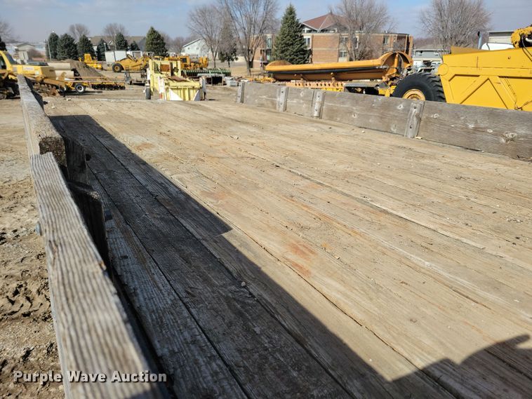 image for item NB9867 1978 Ford 700 flatbed truck