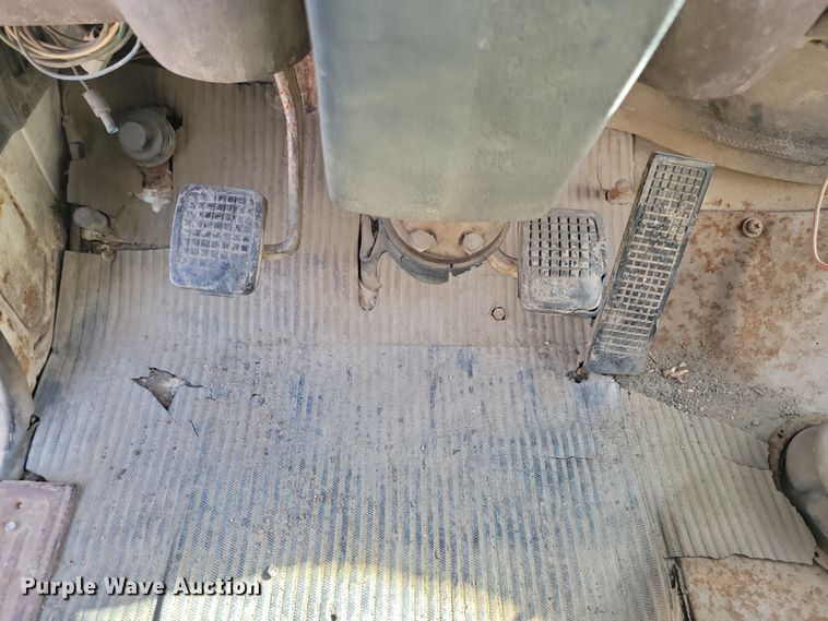 image for item NB9867 1978 Ford 700 flatbed truck