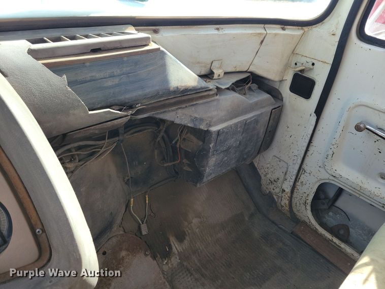 image for item NB9867 1978 Ford 700 flatbed truck