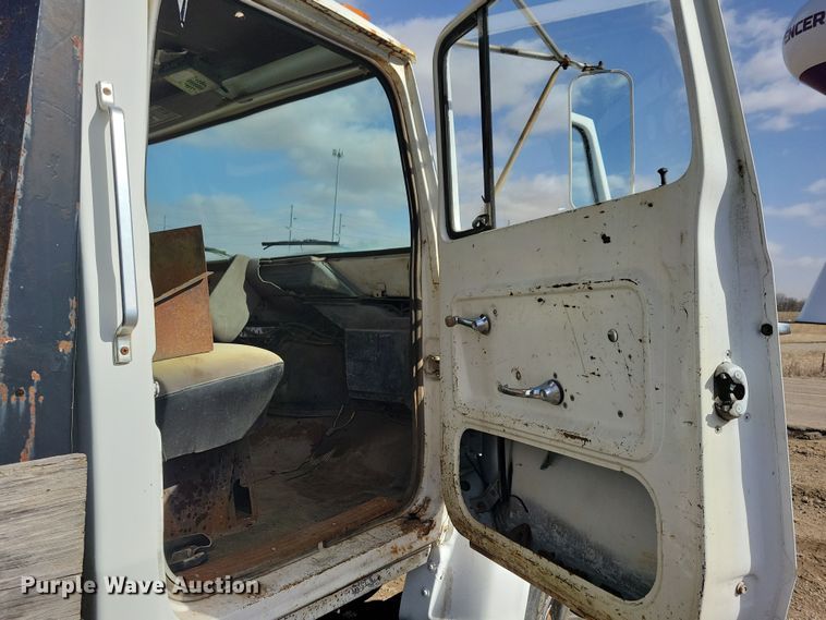 image for item NB9867 1978 Ford 700 flatbed truck