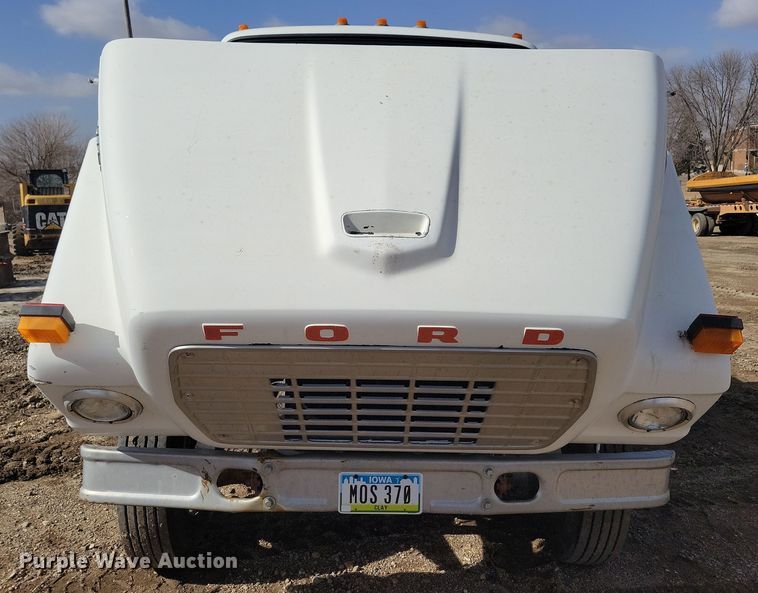 image for item NB9867 1978 Ford 700 flatbed truck