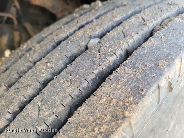 image for item NB9867 1978 Ford 700 flatbed truck