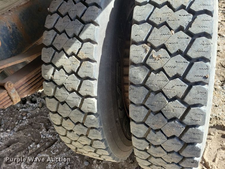 image for item NB9867 1978 Ford 700 flatbed truck