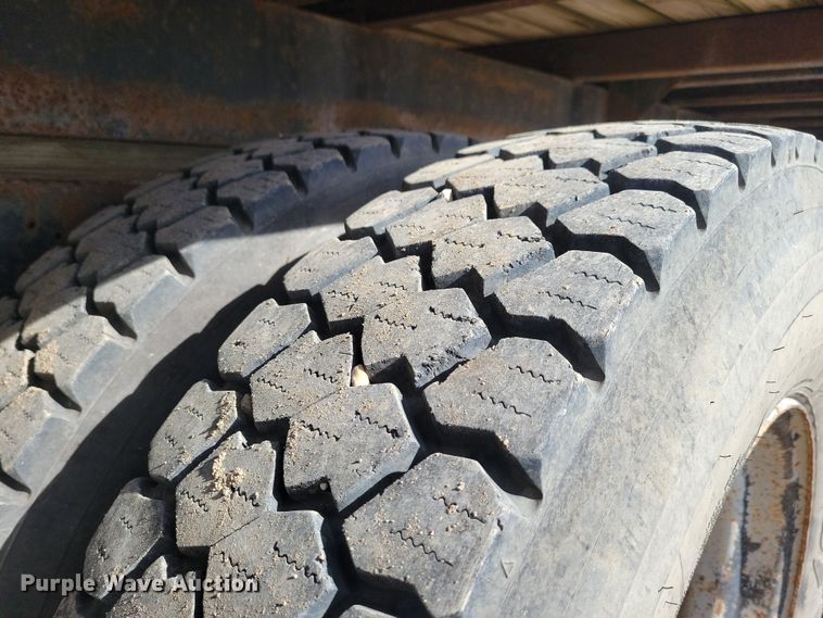 image for item NB9867 1978 Ford 700 flatbed truck