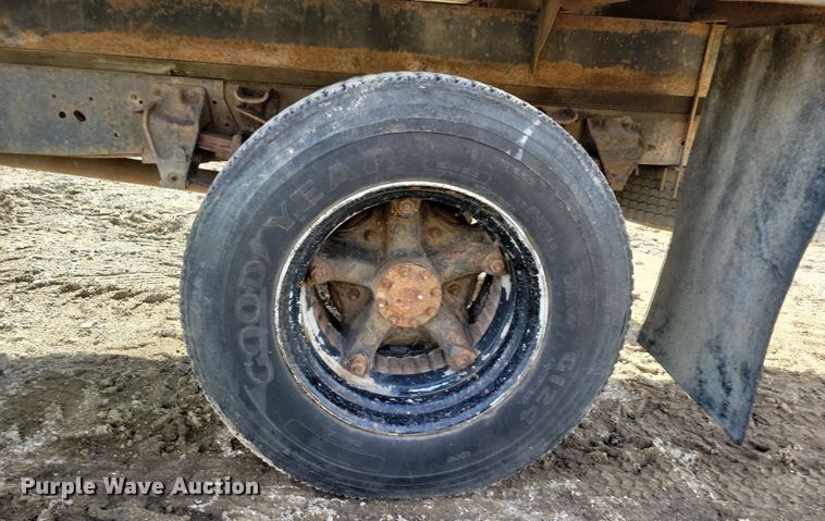 image for item NB9867 1978 Ford 700 flatbed truck