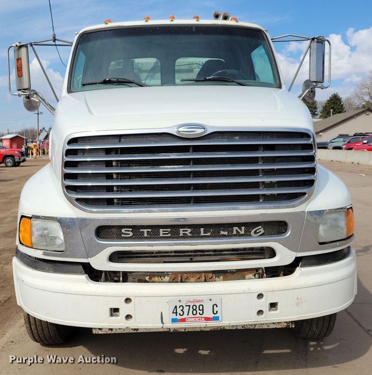 image for item NV9760 2004 Sterling AT9500 semi truck