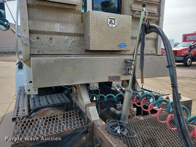 image for item NV9760 2004 Sterling AT9500 semi truck