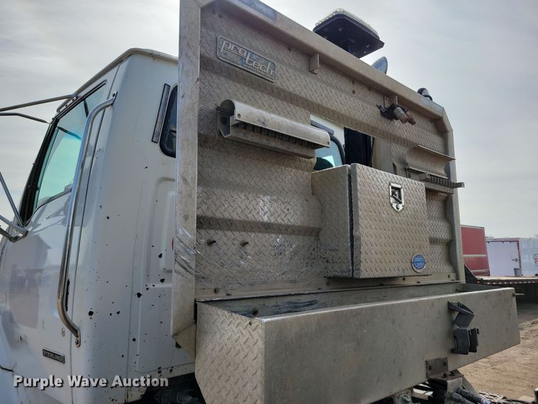 image for item NV9760 2004 Sterling AT9500 semi truck