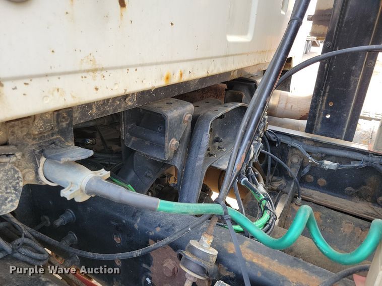 image for item NV9760 2004 Sterling AT9500 semi truck