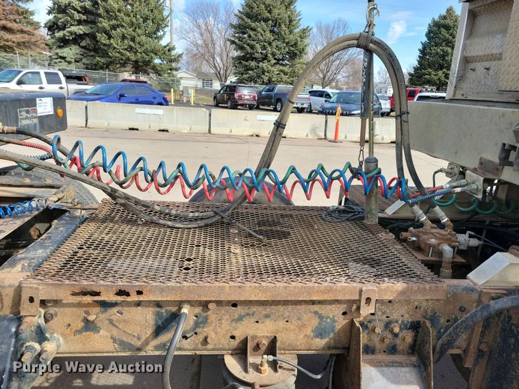 image for item NV9760 2004 Sterling AT9500 semi truck