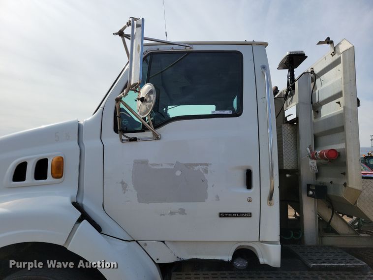 image for item NV9760 2004 Sterling AT9500 semi truck