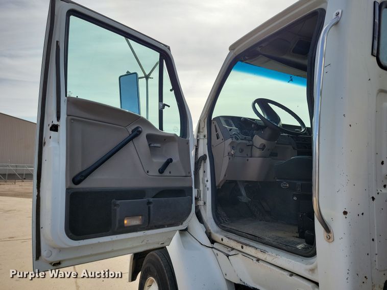 image for item NV9760 2004 Sterling AT9500 semi truck