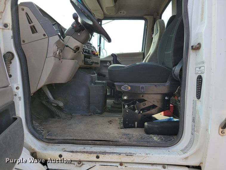 image for item NV9760 2004 Sterling AT9500 semi truck