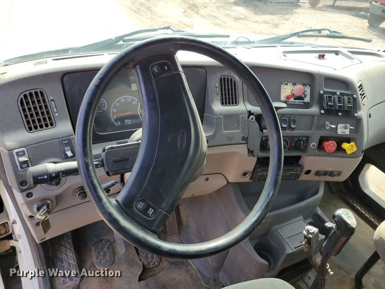 image for item NV9760 2004 Sterling AT9500 semi truck